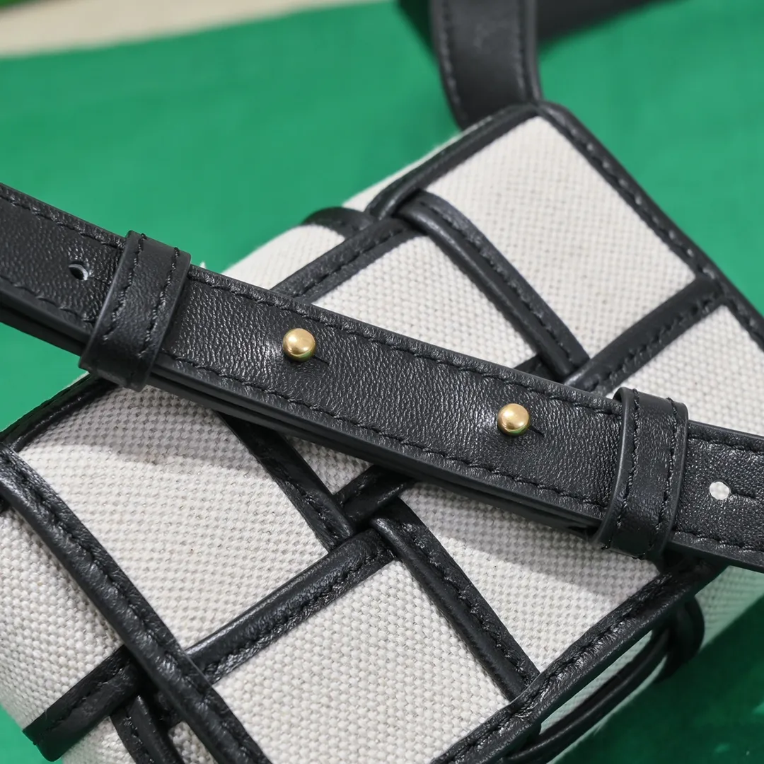 bv cassette mini canvas small square bag with black edges. I fell in love with this new color at first glance. The black edges have a cute abstract feel from comics. When paired with the off-white canvas, it looks gentler than pure black and white. The real thing is huge and cute! Except that it can't hold my phone, everything else is perfect! The charm of zp has been grasped, if you are not convinced, let’s compare it😎 12×8×4cm (ready in stock) model 6813# canvas